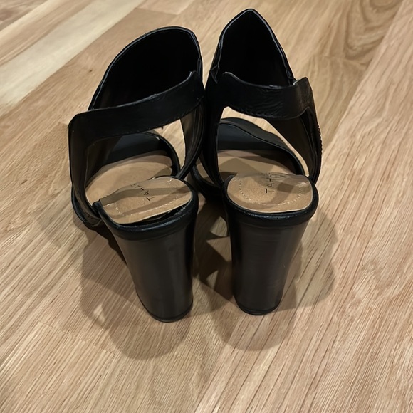 Tahari Sandals - Picture 4 of 6